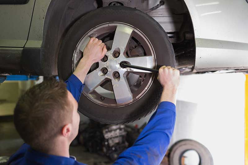 RS598221_GettyImages-160940315 car mechanic changing tyre