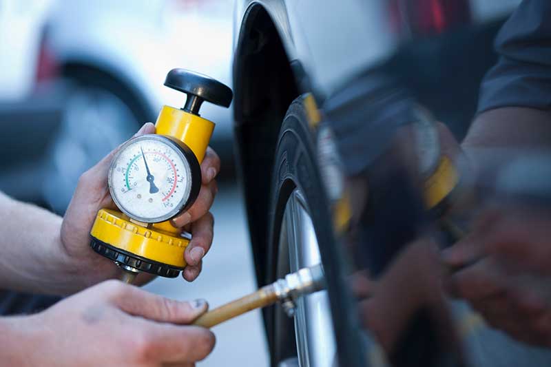 RS718481_GettyImages-175826211 checking tyre pressure