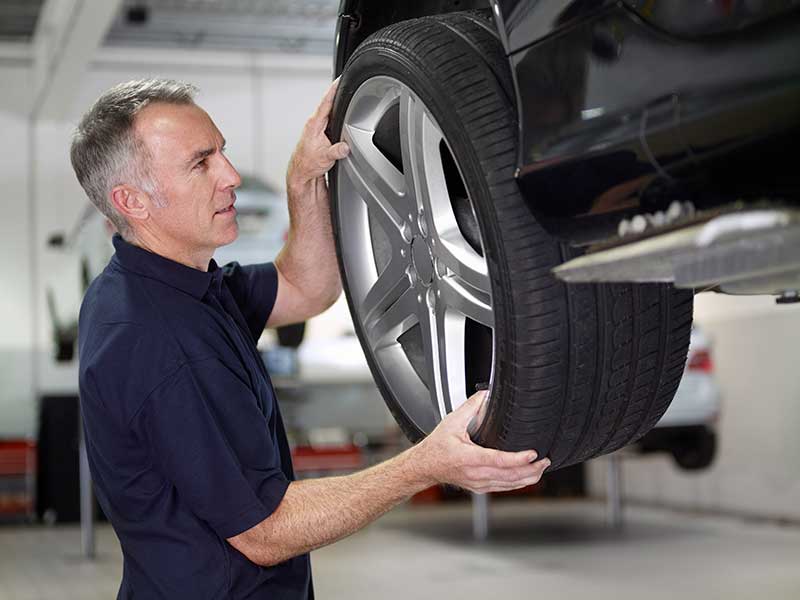 RS742851_GettyImages-108359816 changing tyre