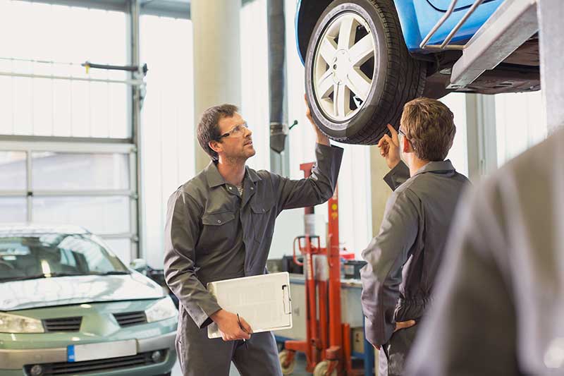 RS764051_GettyImages-595348847 tyre servicing