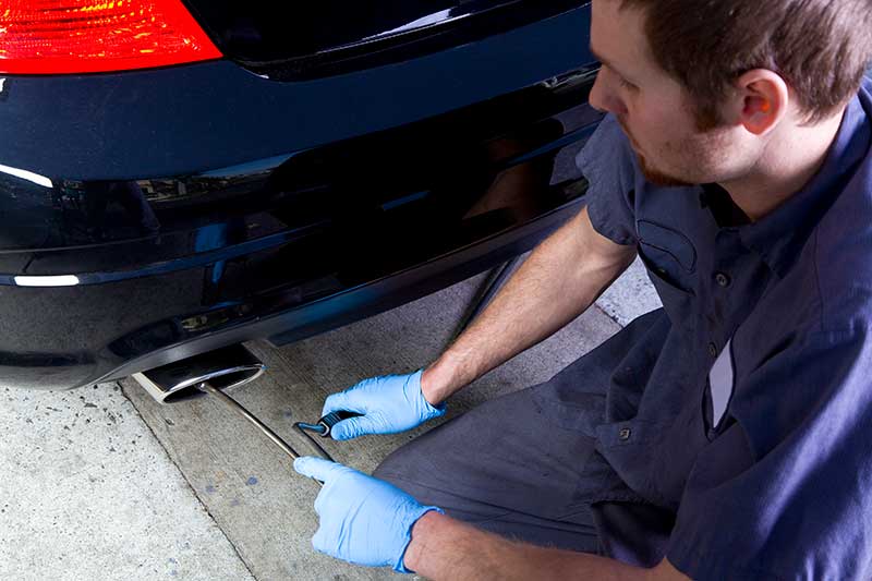 RS764281_GettyImages-185266758 mechanic checking exhaust