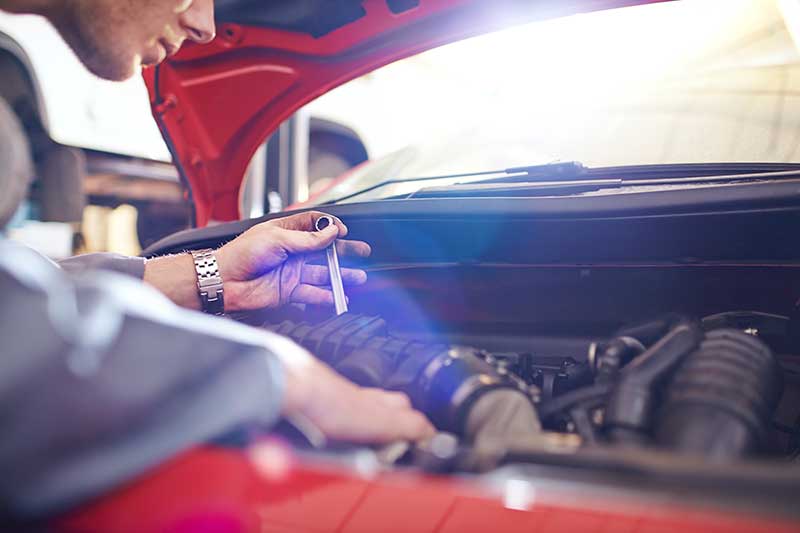 RS775751_GettyImages-575131921 car mechanic working