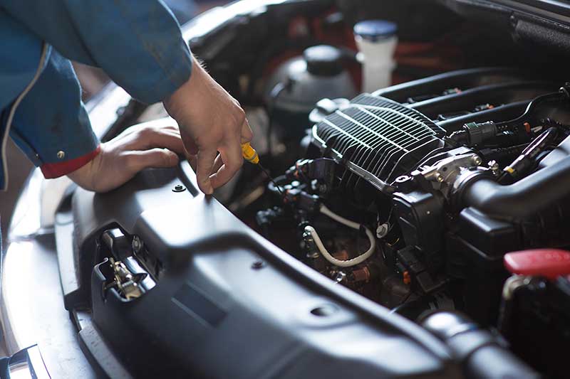 RS872221_GettyImages-498886662 mechanic working on car